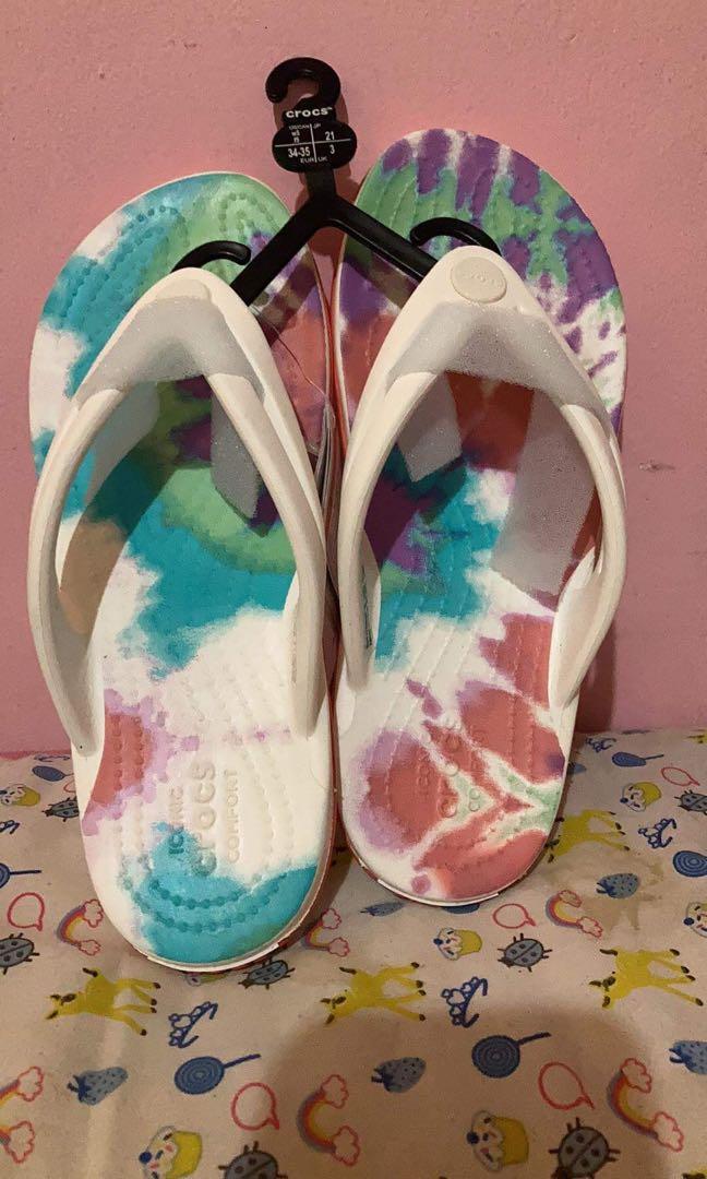Crocs tie dye online flip flops