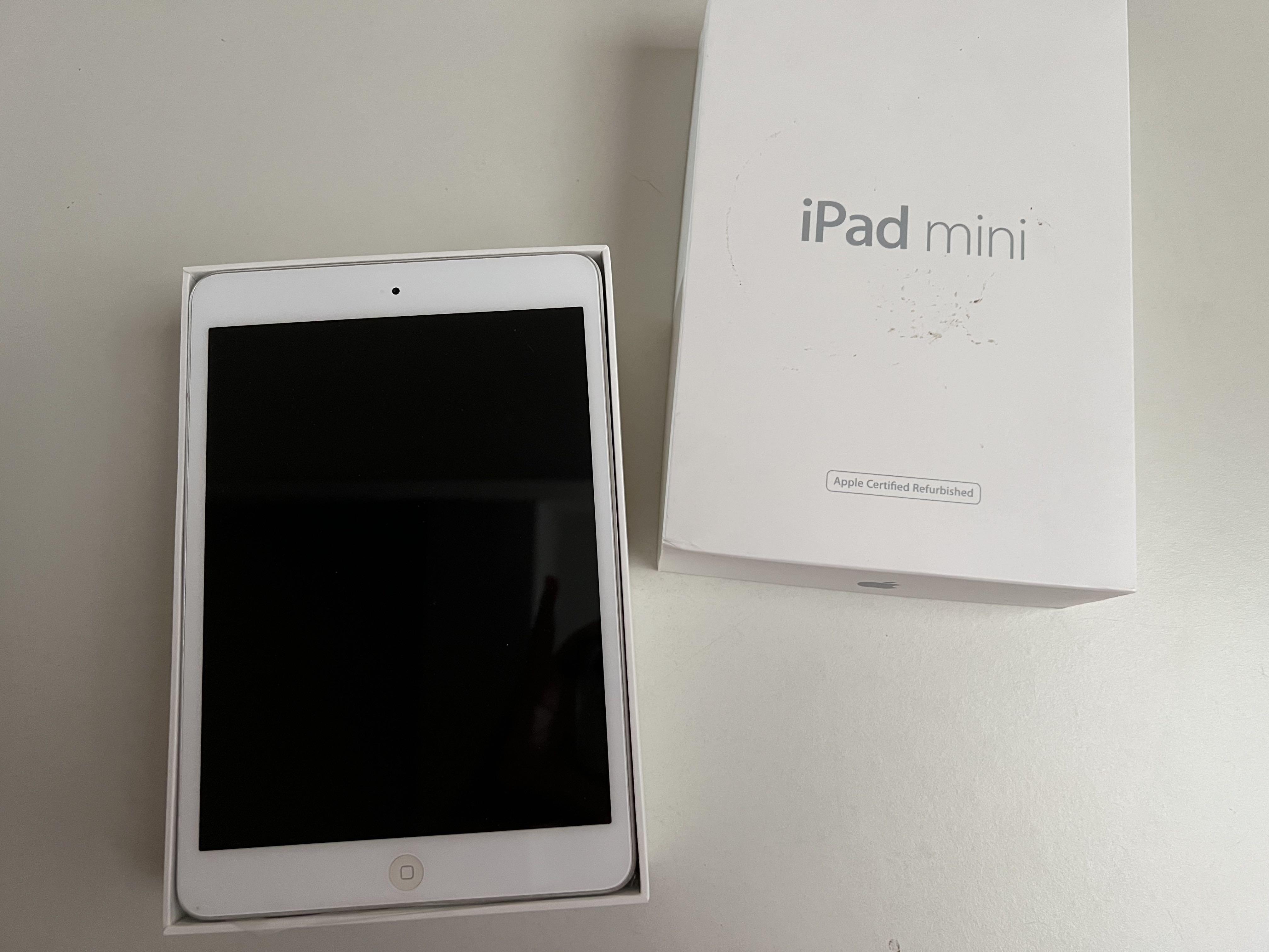 Ipad Mini (Category: iPad) located in Singapore. Submitted by piglyn2224 (Listing ID 1142246702, Image 1). Description: Model A1455 Apple Gen 1. Screen is abit distorted. .