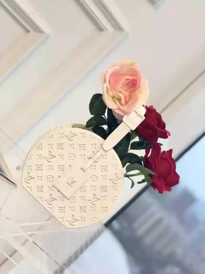 Prestige LV Bag Vase Level up your flower arrangements with our luxurious  bag vase. A vase for those with great taste. Material:…