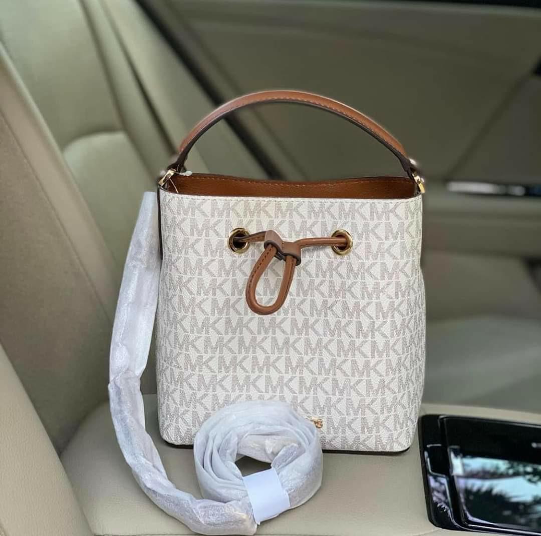 Michael Kors Suri Mini Sling bucket bag (Category: Luxury Bags & Wallets) located in Santa Cruz. Submitted by janelovebagswatchesshoesph (Listing ID 1142172804, Image 3). Description: with complete inclusion.