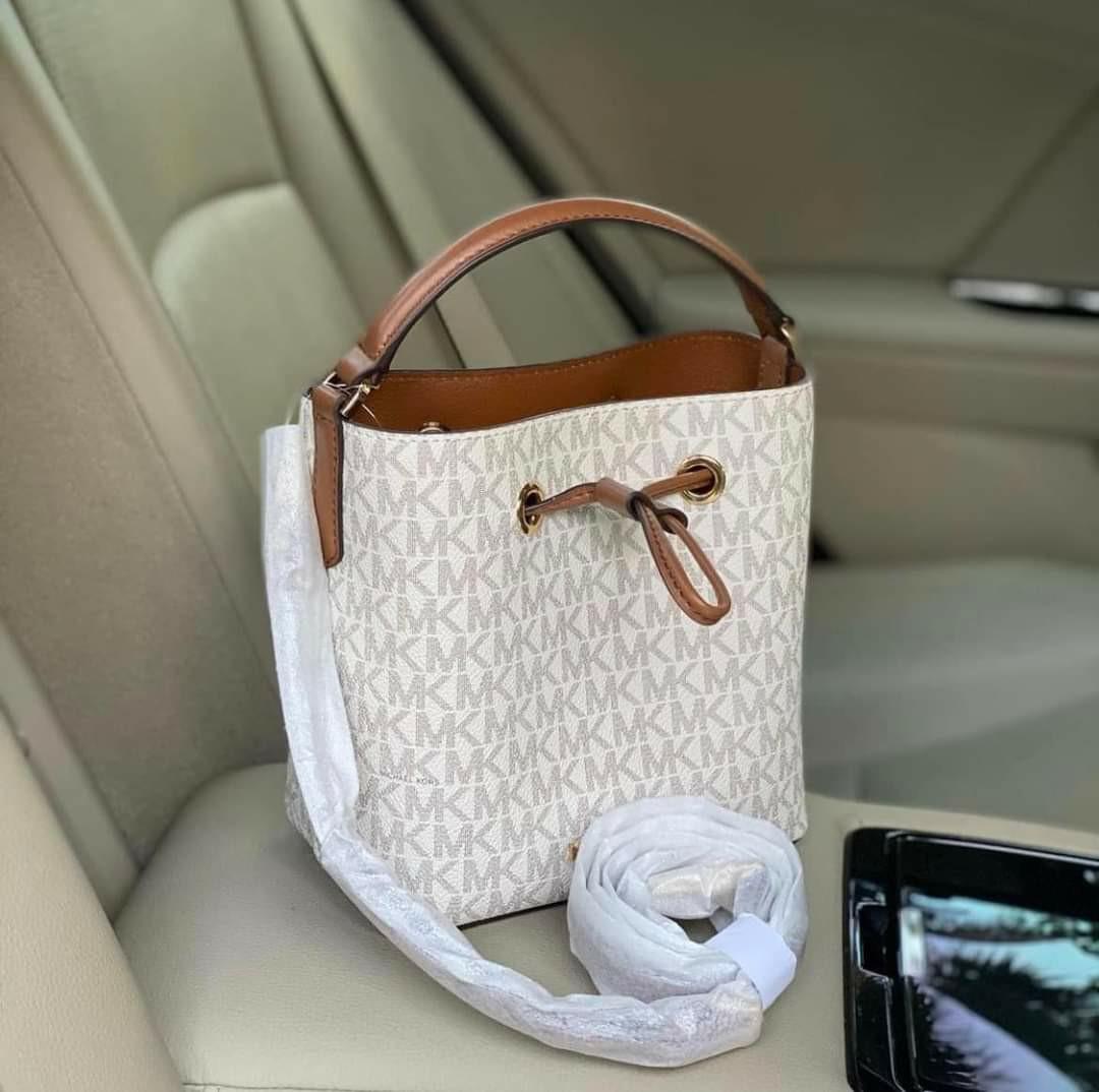 Michael Kors Suri Mini Sling bucket bag (Category: Luxury Bags & Wallets) located in Santa Cruz. Submitted by janelovebagswatchesshoesph (Listing ID 1142172804, Image 2). Description: with complete inclusion.