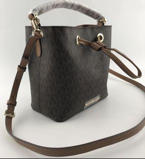(Category: ) located in . Submitted by lookingclosetshop (Listing ID 1142309094, Image 1). Description: .