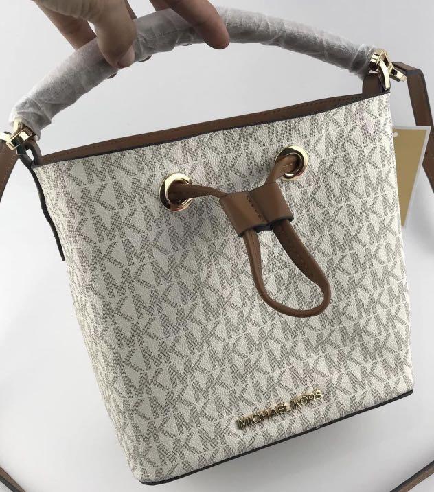 MK Bucket Bag Small (Category: Luxury Bags & Wallets) located in Quezon City. Submitted by lookingclosetshop (Listing ID 1142309181, Image 2). Description: .