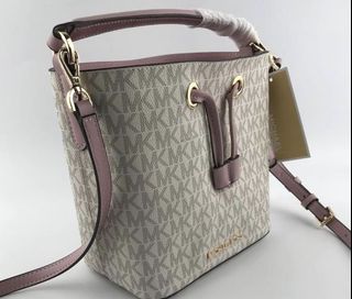 (Category: ) located in . Submitted by lookingclosetshop (Listing ID 1142309216, Image 1). Description: .