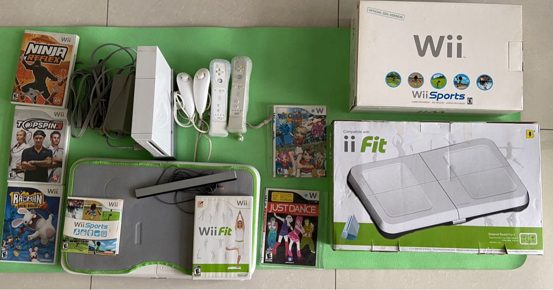 Nintendo Wii console with balance board and 7 games, Video Gaming