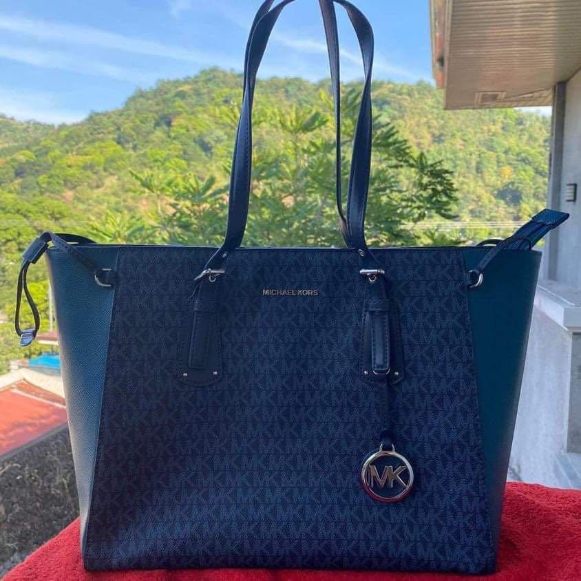 Michael Kors Voyager tote, Luxury, Bags & Wallets on Carousell