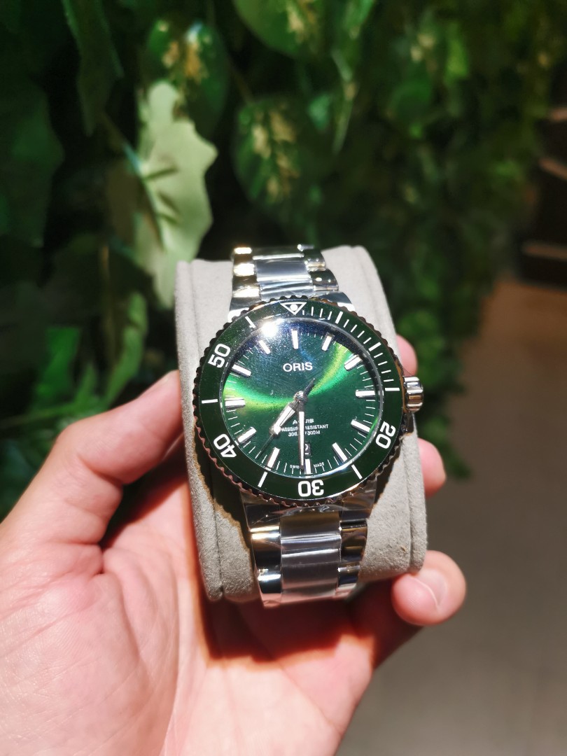 Oris aquis best sale date green dial
