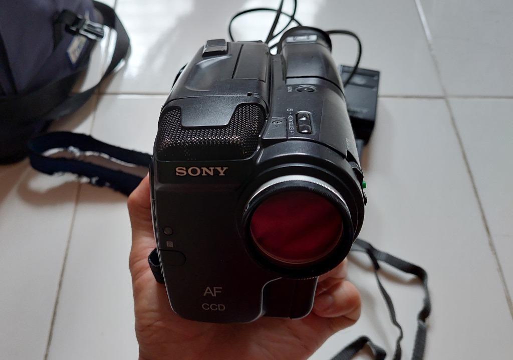 Sony Videocam (Category: Video Cameras) located in Imus. Submitted by nhelsg2 (Listing ID 1142145058, Image 2). Description: Sony Handycam Video8 CCD-TR380 NTSC 8mm Analog Camcorder for Parts or Repair Recording Definition: Standard Definition Model: CCD-TR380, Optical Zoom: 12x Series: Sony Handycam, Type: Handheld Features: Steady Shot Media Format: Hi8, Video8 Storage Type: Removable (Tape) Brand: Sony https://usermanual.wiki/Sony/CCDTR23.1450
