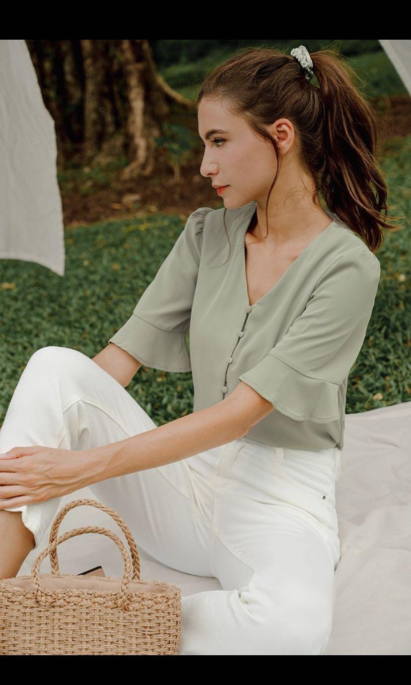 The Willow Label Grace Buttondown Top in Sage, Women's ...