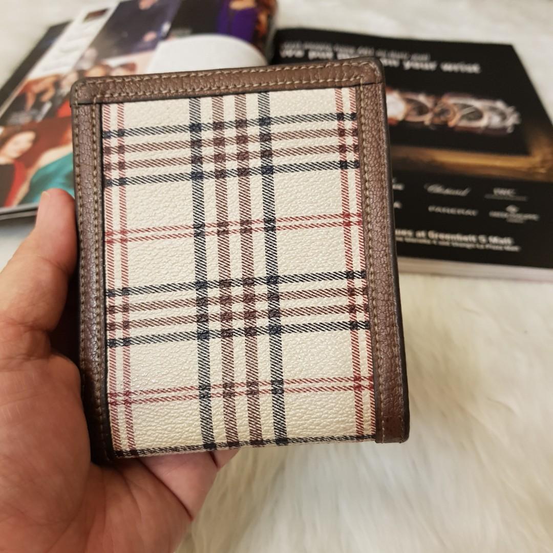 TWO FOLD WALLET LEATHER (Category: Luxury Bags & Wallets) located in Manila. Submitted by geecollection01 (Listing ID 1142217526, Image 1). Description: TWO FOLD LEATHER WALLET WITH CARD SLOTS WITH PICTURE SLOT.