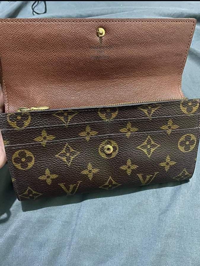 AUTHENTIC LV SARAH WALLET (Category: Luxury Bags & Wallets) located in Quezon City. Submitted by closetraidbya (Listing ID 1142328268, Image 2). Description: Please see photos for flaw.