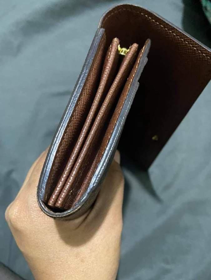 AUTHENTIC LV SARAH WALLET (Category: Luxury Bags & Wallets) located in Quezon City. Submitted by closetraidbya (Listing ID 1142328268, Image 3). Description: Please see photos for flaw.
