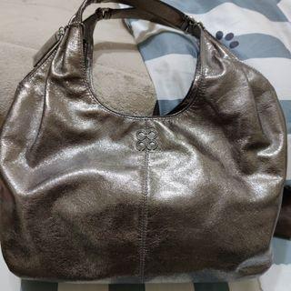 Coach全皮肩背彎月包金棕色，白色