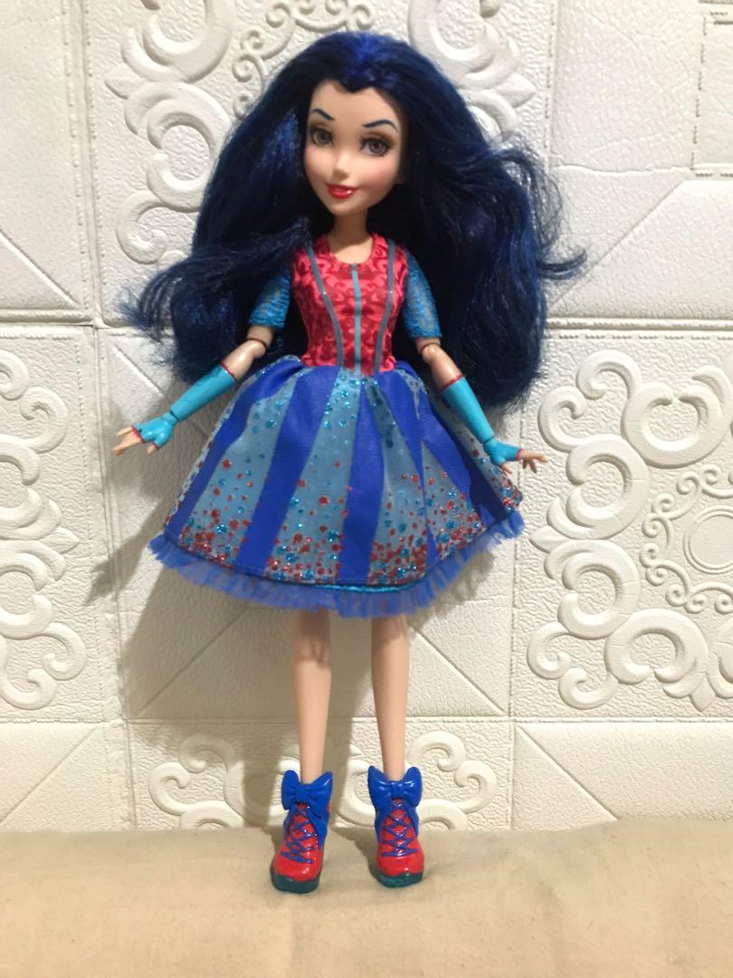 Disney Descendants Evie doll (Category: Kids Toys) located in Quezon City. Submitted by bees.kitty (Listing ID 1142467955, Image 2). Description: - preloved - battery operated, working - dress lights up - sold as is.