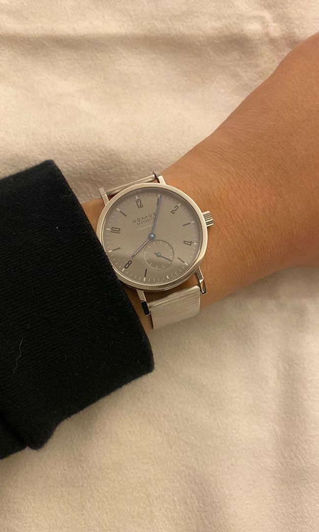 Nomos Glashutte x Hodinkee Limited Edition Tangente Sport, 名牌