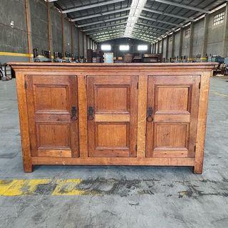 Oak 3-door cupboard