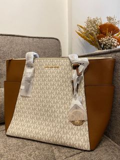 (Category: ) located in . Submitted by declutteringluxuryitems (Listing ID 1142372441, Image 1). Description: .