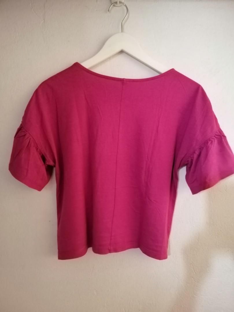 Uniqlo Shirt (Category: Shirts) located in Taguig. Submitted by declutterfinds (Listing ID 1142320236, Image 2). Description: .