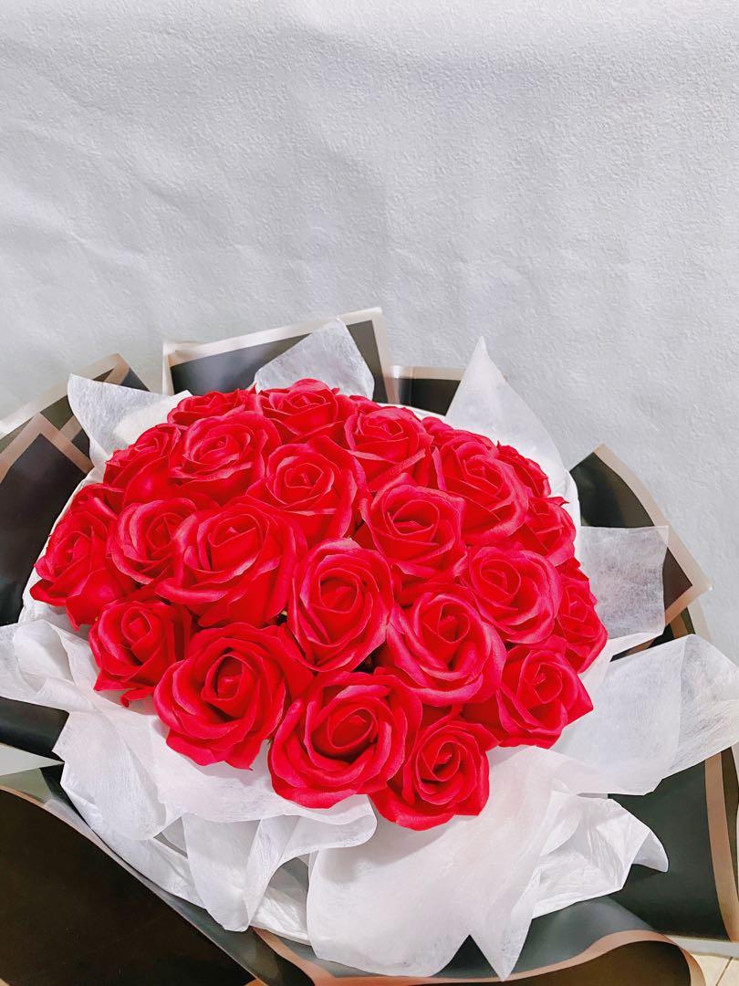 Valentine's Day 33 Stalks Red Rose Soap Hand Bouquet, Hobbies & Toys,  Stationery & Craft, Flowers & Bouquets on Carousell