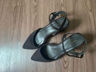 BLACK HEELS