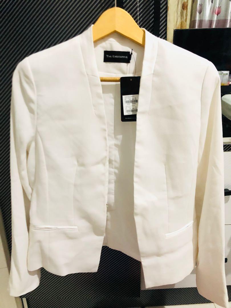 Blazer off white the executive, Fesyen Wanita, Pakaian Wanita, Atasan di  Carousell