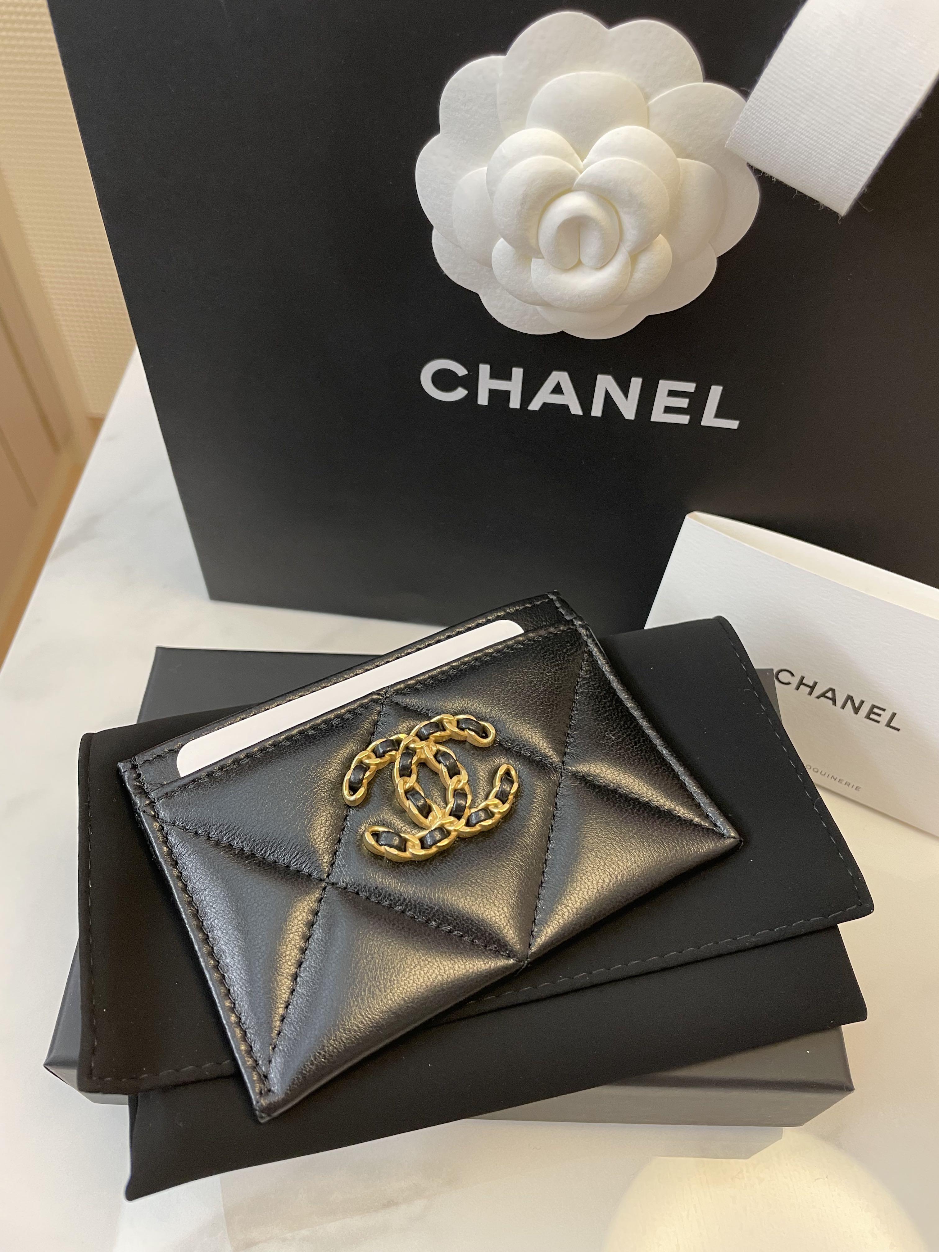 Chanel 19 card holder black sales
