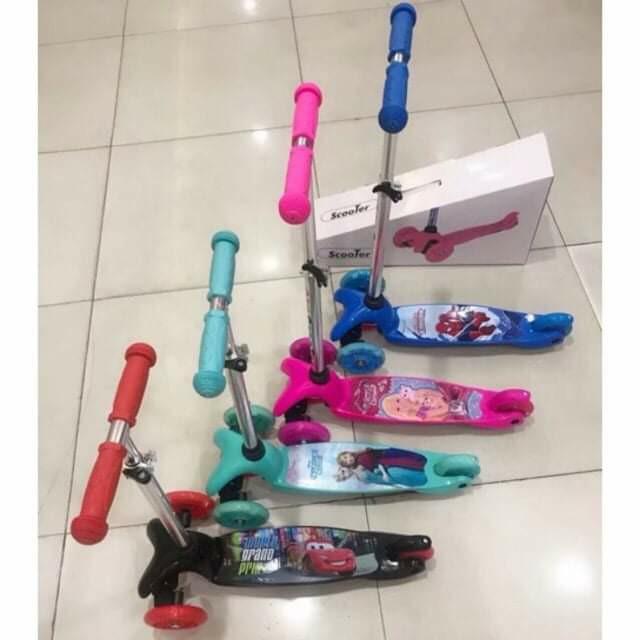 folding scooter (Category: Strollers) located in Manila. Submitted by minidivisoria (Listing ID 1142648760, Image 1). Description: 700 💸 Folding scooter👍 👍with box May ilaw💡💡💡 Best for 3-8years old🚶‍♂️🚶‍♂️ Blue:Spiderman Pink:Barbie Red:car Green:Frozen Code:BO108.