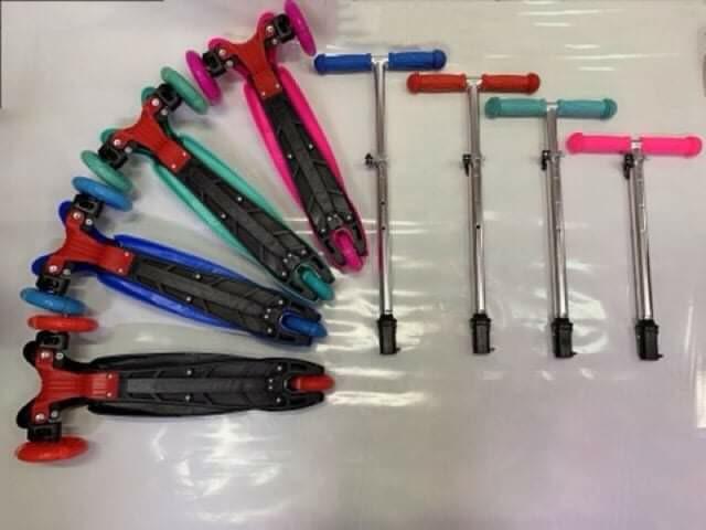 folding scooter (Category: Strollers) located in Manila. Submitted by minidivisoria (Listing ID 1142648760, Image 3). Description: 700 💸 Folding scooter👍 👍with box May ilaw💡💡💡 Best for 3-8years old🚶‍♂️🚶‍♂️ Blue:Spiderman Pink:Barbie Red:car Green:Frozen Code:BO108.