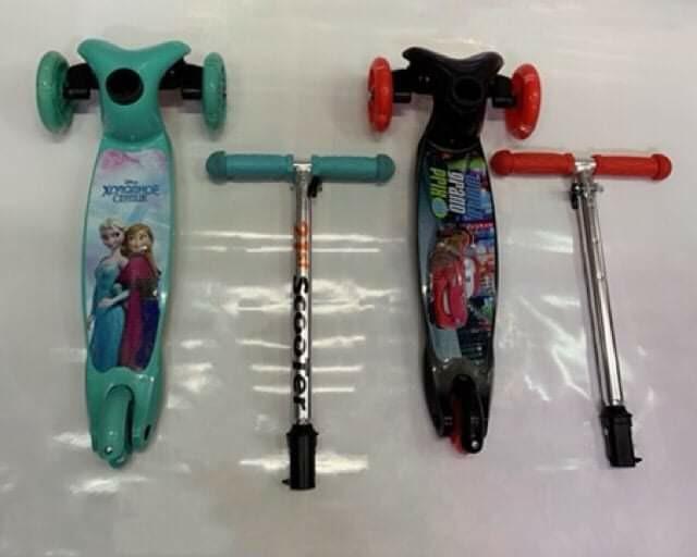 folding scooter (Category: Strollers) located in Manila. Submitted by minidivisoria (Listing ID 1142648760, Image 2). Description: 700 💸 Folding scooter👍 👍with box May ilaw💡💡💡 Best for 3-8years old🚶‍♂️🚶‍♂️ Blue:Spiderman Pink:Barbie Red:car Green:Frozen Code:BO108.