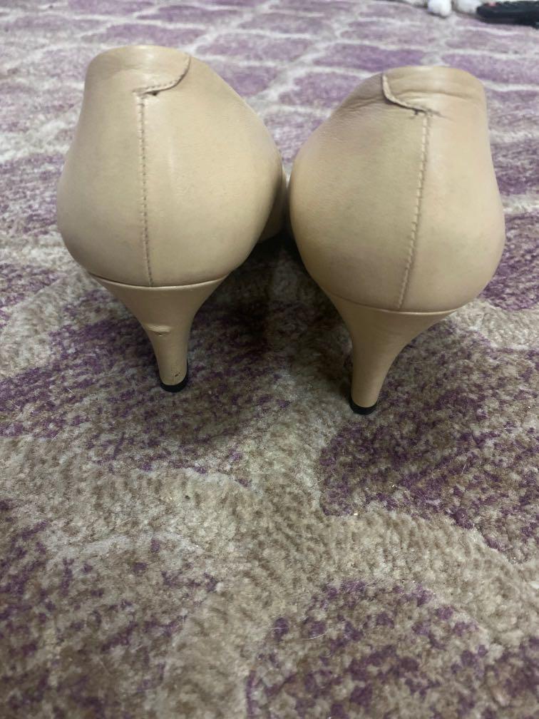 Givenchy (Category: Flipflops and Slides) located in Rawang. Submitted by fisha278 (Listing ID 1142608377, Image 3). Description: Givenchy heel Cond 8.5/10 Size 35.5 2.5 inch heel Rm100.