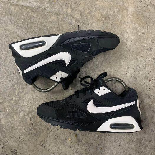 Nike air max hotsell ivo black and white
