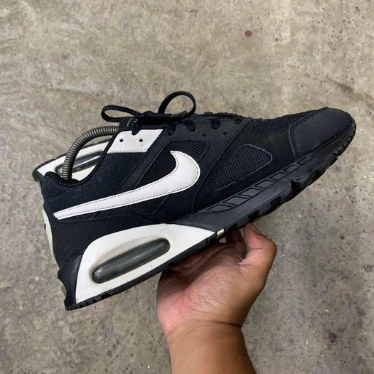 Air max ivo black and white sales