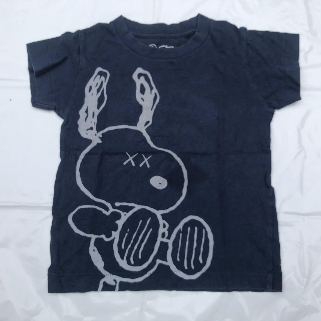 T-shirt Uniqlo X Kaws X Peanuts Noir Snoopy Taille 7-8 Ans - Occasion Très Bon état