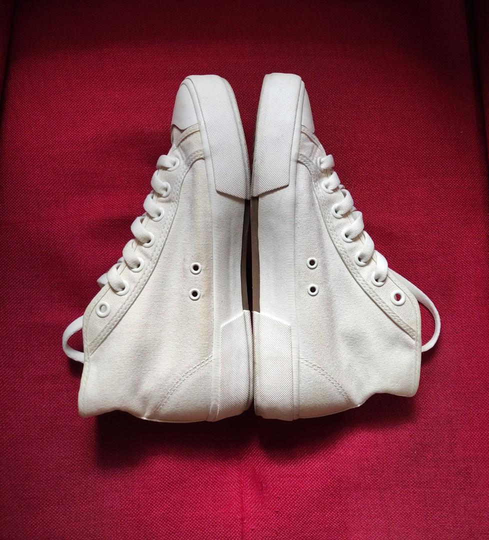 Uniqlo high cut canvas sneakers (Category: Sneakers) located in Angeles City. Submitted by schinina (Listing ID 1142552807, Image 2). Description: Last price posted already! US 7-8 women (25-26cm on measuring tape) With signs of usage and a few washable stains. Very easy to clean Hard to let go 🤧❤️.