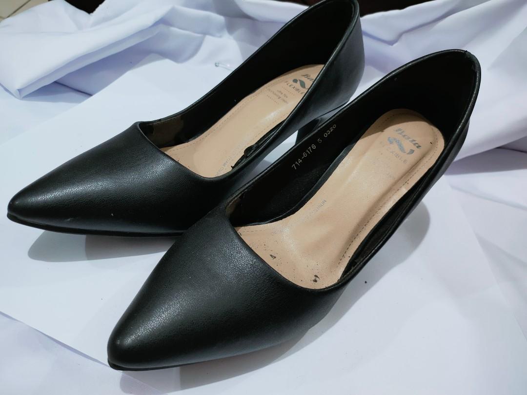 Bata Black Closed shoes Size 5 But can fit up to Size 7