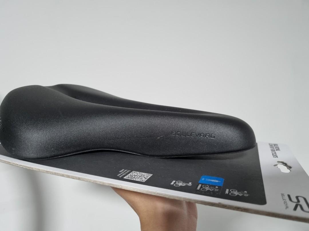 BONTRAGER BOULEVARD BIKE SADDLE, Sports Equipment, Bicycles & Parts