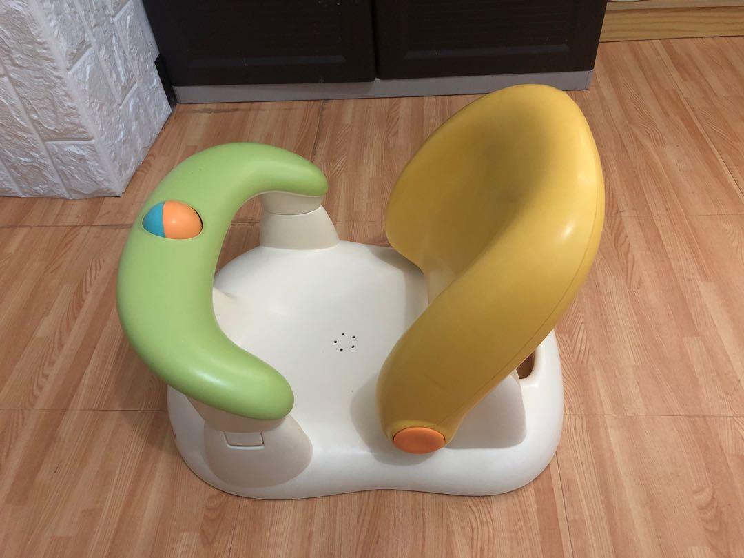 COMBI baby bath chair (Category: Bathtub & Bath Accessories) located in Quezon City. Submitted by gara_shop (Listing ID 1146496161, Image 2). Description: Brand: COMBI bath chair for baby's easy bathing and safe design. Chair can be reclined. Can be detached with just one hand. Dimension is 41 x 32 x 20cm Weight is 1.5kg.