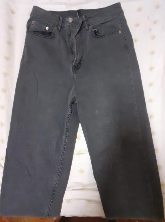 H&M High Waisted Mom jeans (Category: Jeans) located in Pasig City. Submitted by luisa_advin (Listing ID 1146371877, Image 1). Description: Fabric is still good as new, barely used. Reason for selling is it's too big for me .