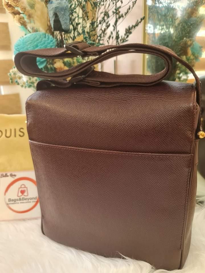 Original💯 Yaranga Taiga Bag (Category: Luxury Bags & Wallets) located in Las Pinas. Submitted by ipsfontillas (Listing ID 1146360680, Image 2). Description: Original 💯 🌹 LV Yaranga Burgundy Taiga 🌹 Messenger Bag 🌹 Rank A w/Dustbag only 🌹 Some Signs of Use in Lining & Hardware 🌹 Inside is clean no smell 🌹 Rare Louis Vitton Item 🌹 25,500php - negotiable.