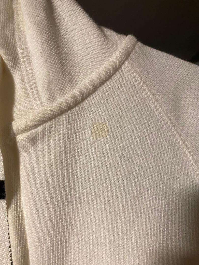 White Uniqlo Hoodie Jacket (Category: Coats, Jackets and Outerwear) located in Quezon City. Submitted by bobbiebear (Listing ID 1146509327, Image 2). Description: Used once but has a small not noticeable stain as seen in pic. Don’t use it talaga kasi it’s a little small on me. Bought in Uniqlo UPTC. Tag says M but fits S in my opinion. MOP: GCash/BPI bank transfer MOD: Courier booked by buyer (pin: vista real classica clubhouse) or Abest delivery