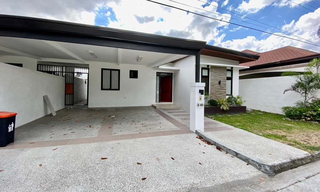 4 BEDROOMS HOUSE WITH SWIMMING POOL FOR RENT IN ANUNAS, ANGELES CITY PAMPANGA NEAR CLARK