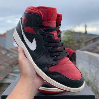 Air Jordan 1 Mid Chicago Black Toe, Fesyen Pria, Sepatu , Sneakers di  Carousell