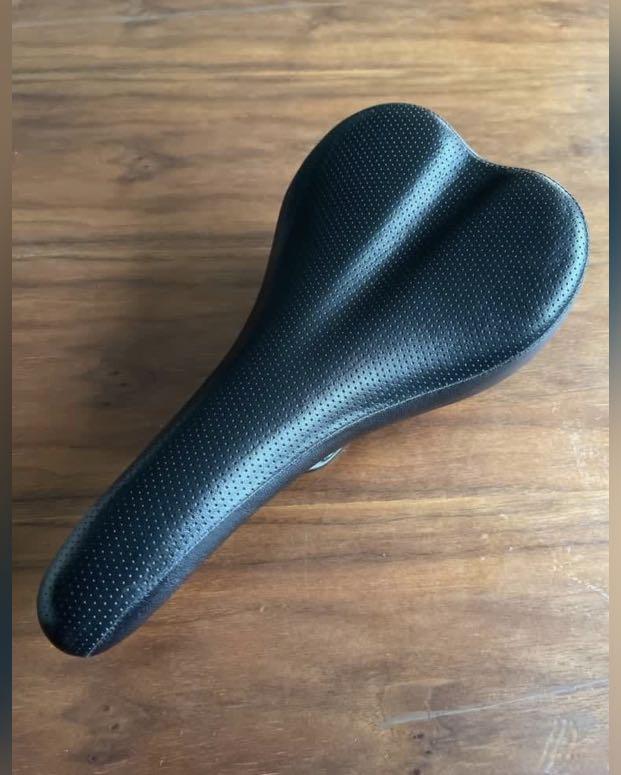 Brand New: Brompton’s original saddle (Category: Bicycles) located in Subic. Submitted by yeoteehuat24 (Listing ID 1148229894, Image 2). Description: Brompton’s original saddle, available in two widths: Standard (147mm) Durable synthetic leather cover, internally stitched Molded plastic under the nose, to aid carrying Foam padding Hollow rails Compatible with the Cateye Rapid Mini for Brompton The Brompton Pentaclip is not included.