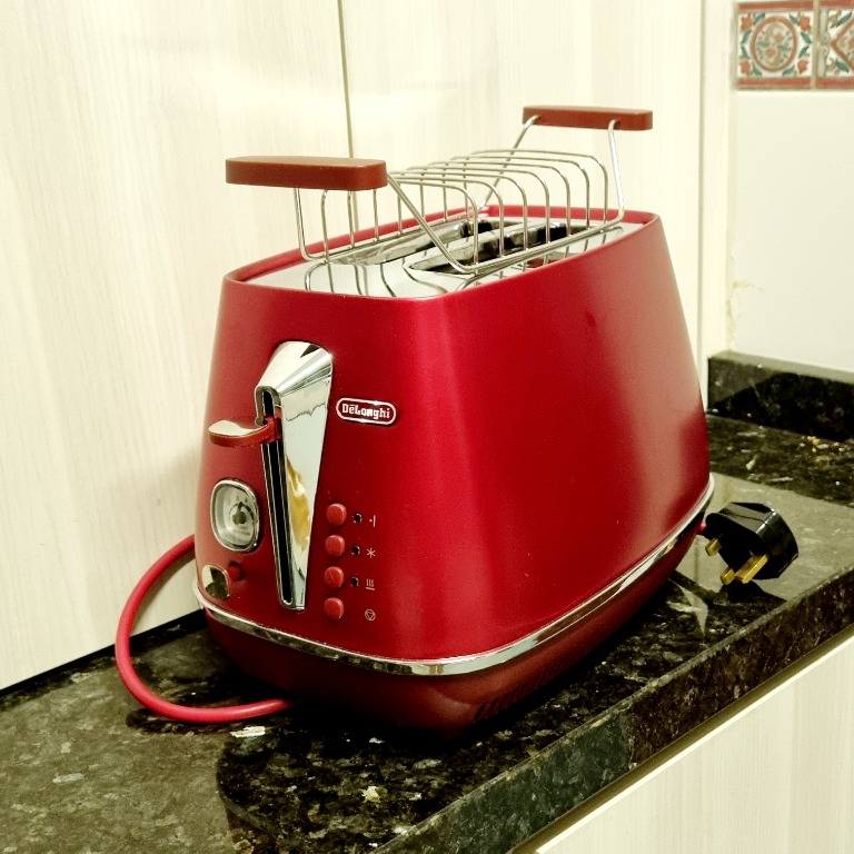 DeLonghi Toaster, Red R, TV & Home Appliances, Kitchen Appliances