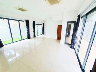 Freehold 3 Storey Semi D With 5 Ensuites , Pool and Lift