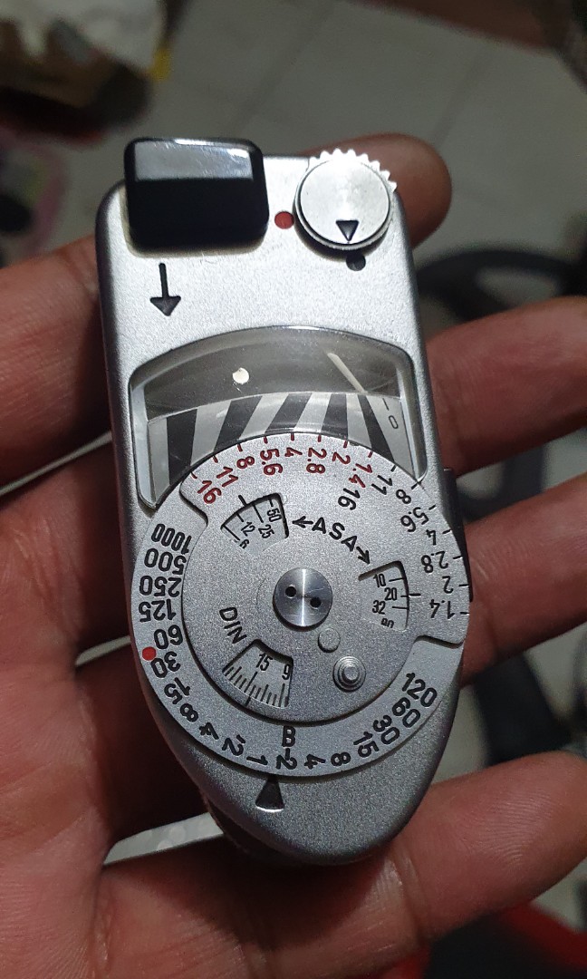 Leica lightmeter MR, Photography, Cameras on Carousell