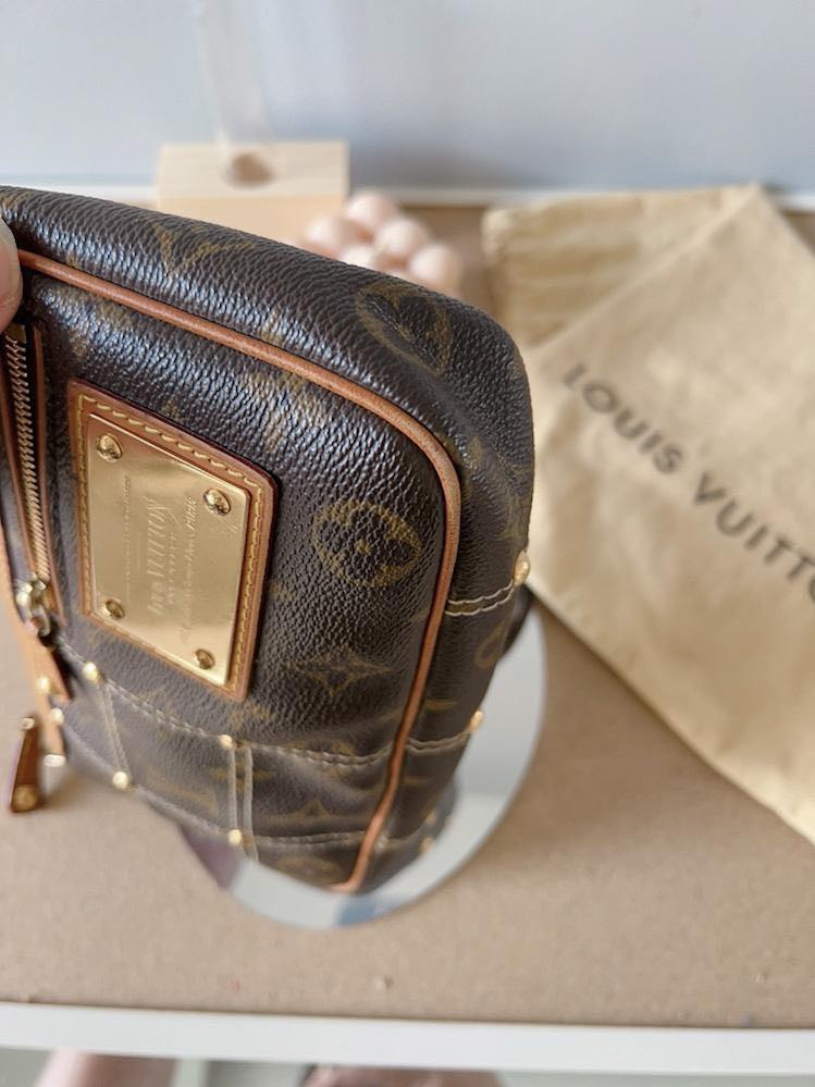 Louis Vuitton (LV) Rivet Pochette Monogram, Barang Mewah, Tas & Dompet di  Carousell