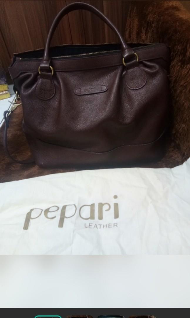 PEPARI LEATHER TAS KULIT ASLI (Kategori: Tas & Dompet Wanita) berada di Tangerang. Dikirim oleh malalapreloved (ID iklan 1148137308, Gambar 2). Deskripsi: Asli kulit, warna maroon, ada tali panjangnya boleh dicek harga aslinya di IG Pepari Masih mulus, jarang dipake.. free ongkir jabodetabek.