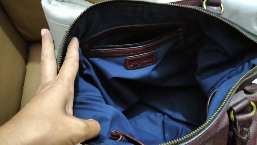 PEPARI LEATHER TAS KULIT ASLI (Kategori: Tas & Dompet Wanita) berada di Tangerang. Dikirim oleh malalapreloved (ID iklan 1148137308, Gambar 3). Deskripsi: Asli kulit, warna maroon, ada tali panjangnya boleh dicek harga aslinya di IG Pepari Masih mulus, jarang dipake.. free ongkir jabodetabek.