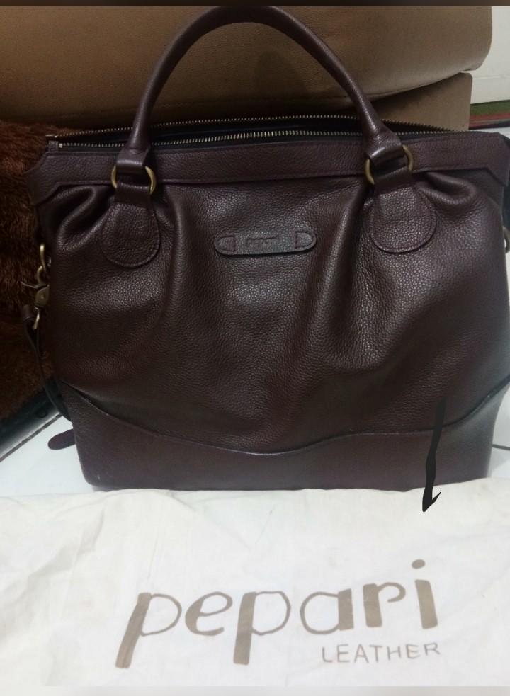 PEPARI LEATHER TAS KULIT ASLI (Kategori: Tas & Dompet Wanita) berada di Tangerang. Dikirim oleh malalapreloved (ID iklan 1148137308, Gambar 1). Deskripsi: Asli kulit, warna maroon, ada tali panjangnya boleh dicek harga aslinya di IG Pepari Masih mulus, jarang dipake.. free ongkir jabodetabek.